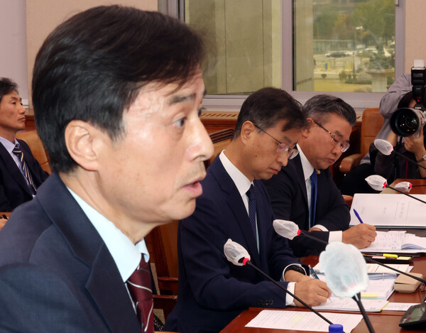 조은석 감사위원이 26일 국회 법제사법위원회 국정감사에서 답변하고 있다. 오른쪽은 감사원 최재해 원장과 유병호 사무총장. 2023.10.26. 연합뉴스