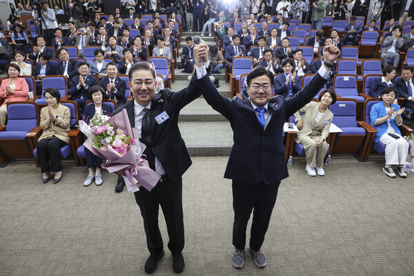 더불어민주당 원내대표로 당선된 김병기 의원이 13일 국회 의원총회 회의장에서 박찬대 원내대표와 기념촬영을 하고 있다. 2025.6.13. 연합뉴스