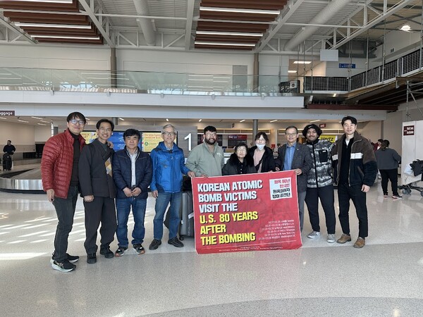 아칸소 주 페이엣빌 공항에서의 해후. 8명으로 불어난 일행.    김찬휘