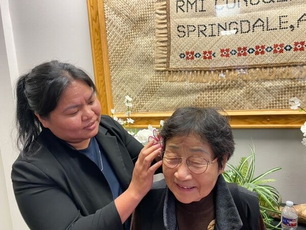 박정순 님의 머리에 꽃을 꽂아 주는 앤저넷 총영사.   김찬휘