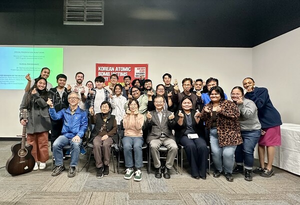 증언대회 참석자 단체 촬영.   김찬휘