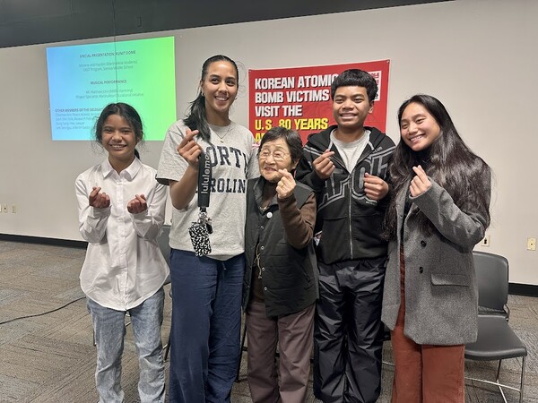 아일릉긔나 청소년들과 그들을 인솔한 선생님이 박정순 님(중앙)과 함께.   김찬휘