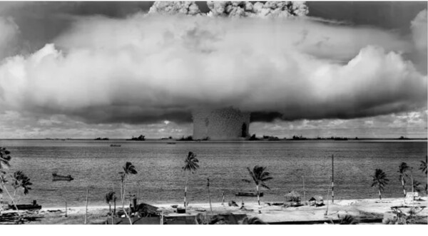 1946~1958년 총 67번의 핵실험이 실시된 마셜제도 비키니 환초의 핵폭발 장면.    나무위키