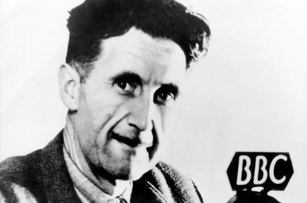 BBC에서 방송 중인 조지 오웰. 연합뉴스 자료사진