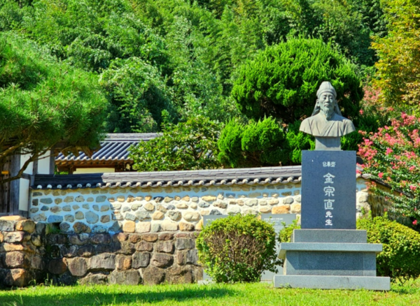 밀양시 부북면 김종직의 생가 추원재. 바로 앞에 김종직 흉상을 세워놓았다. (밀양시 제공)