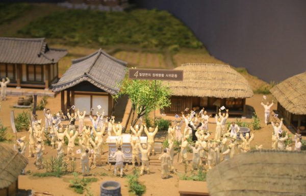 밀양독립운동기념관에 전시된 디오라마. 1919년 3월 20일 밀양면에서 안희원 장례식을 이용해 일어난 만세운동 장면을 재현해놓았다. (밀양시 제공)