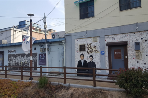 밀양시 해천 항일운동 테마거리. 왼쪽 벽에는 조선의용대 사진이 붙어 있고 오른쪽 벽은 영화 ‘암살’의 한 장면과 시민들이 직접 그리고 쓴 타일로 장식했다. (이희용 촬영)