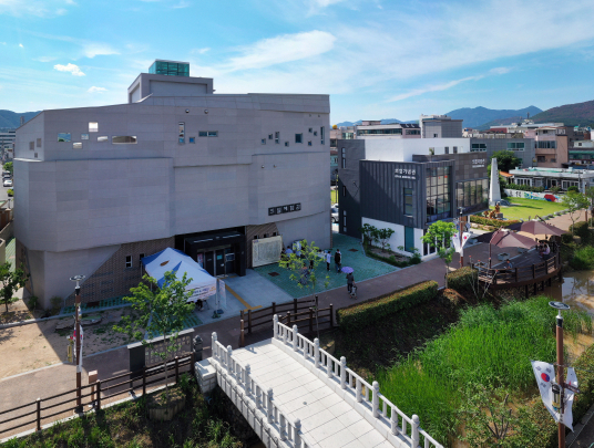 밀양시 해천변 김원봉 생가 터에 들어선 의열기념관(오른쪽)과 의열체험관. (밀양시 제공)