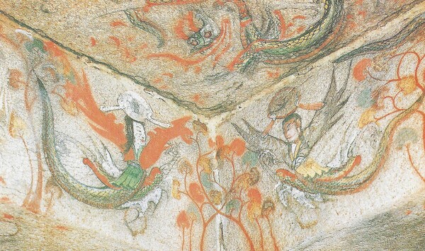 그림2) 안칸천정 일월신(日月神), 고구려 무덤벽화(길림성 집안현 다섯 무덤의 4호), 6세기. 왼쪽이 달(두꺼비), 오른쪽이 해(세발까마귀). 몸은 용이다. 복희여와(伏羲女媧)를 떠올린다. 우주는 한늘이요, 일월(日月)은 날(해)․달이다. 용(龍)의 우리말은 미르다. 이 그림 속 님들은 리을(ㄹ) 투성이다. 출처: 『북한의 문화재와 문화유적』, 서울대학교출판부, 2000, 161쪽.