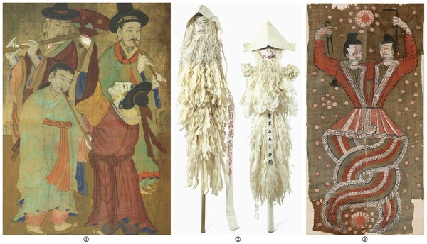 그림3) 왼쪽부터 ①〈창부광대신〉, ②〈백마대신장〉, ③〈복희여와도〉이다. 그림 ①은 〈창부광대신〉이다. 예능과 풍류를 담당하는 신이다. 랄라리 흔들고 떨어서 춤을 추는 광대신이다. ‘창부광대’ 씨는 무속의 예능신으로 예능에 뛰어난 무당이 죽어 신격화된 것이다. 무당의 예능적 능력을 돕고 일 년 열두 달 횡수(橫數:橫災)를 막아주는 기능을 한다. 그림 ②는 〈백마대신장〉이다. 고려의 ‘군마대왕(軍馬大王)’을 떠올린다. 무속의 신격인 은 백마 장군을 상징한다. 백마 장군은 백마를 타고 하늘땅을 왕래하며 인간을 수호하는 신격이다. 흰말은 상징일 뿐 벼락 치는 날의 용오름일 수 있다. 번쩍하는 흰빛의 용(龍). 20세기 중반에 만들었다. 길이는 각각 195cm, 159cm이다. (양종승 소장, 출처: 『2011국제샤머니즘_특별전 하늘과 땅을 잇는 사람들, 샤먼』, 국립민속박물관, 2011) 그림 ③은 〈복희여와도〉이다. 투루판 지역의 대표적 고분 유적 아스타나 무덤에서 발견된 동아시아 천지 창조신이다. 어우렁더우렁 휘모리 춤을 추며 한늘(宇宙)에 하늘땅을 창조하고 있다. 크기는 188.5x93.2cm이다. 국립중앙박물관 소장본이다.