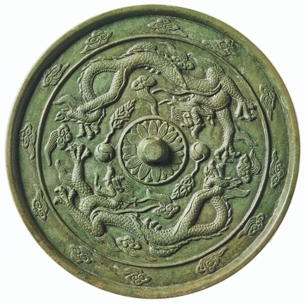 그림7) 쌍용문경(雙龍文鏡). 청동거울은 ‘땅하늘’(地天)을 뚫어 보는 용오름 우주 우물이다. 지름은 23.2센티미터, 고려시대의 것이다. 두 마리 용(龍)도 리을이다.