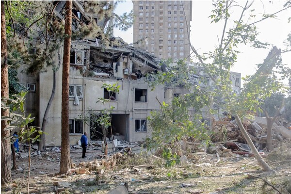 13일 새벽 이스라엘의 대규모 공습으로 파괴된 이란 수도 테헤란의 건물.  뉴욕타임스 6월 13일
