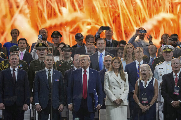 도널드 트럼프 대통령과 그의 아내 멜라니아 트럼프가 6월 14일 토요일, 워싱턴에서 열린 육군 창설 250주년 기념 군사 퍼레이드에 참석했다. 이 퍼레이드는 트럼프 대통령의 79번째 생일과 겹쳤다.2025.6.14. AP 연합뉴스