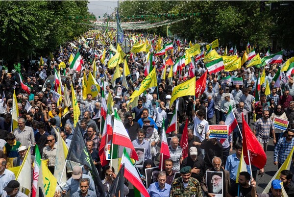 6월 13일 이스라엘의 공격에 항의시위를 벌이고 있는 이란 수도 테헤란 시민들.  뉴욕타임스