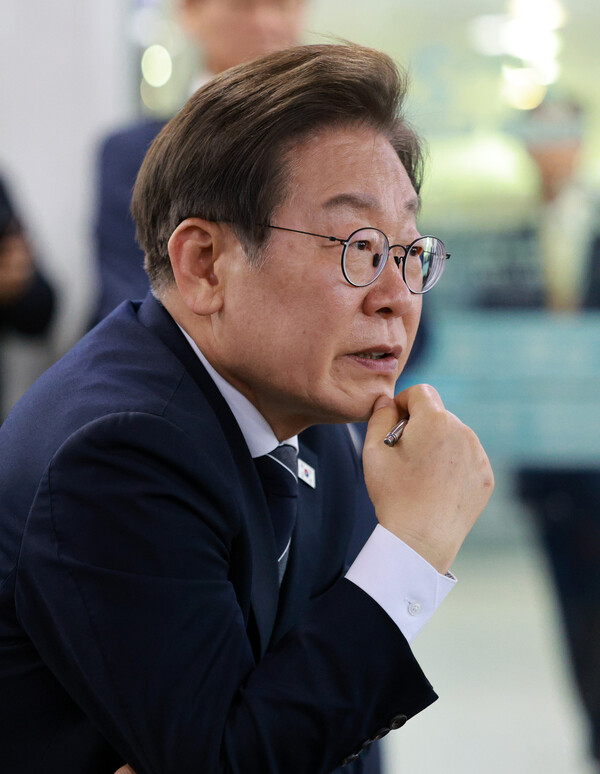 이재명 대통령이 13일 경기도 파주시 장단면 행정복지센터에서 접경지 주민 간담회를 하고 있다. 2025.6.13 [대통령통신사진기자단] 연합뉴스