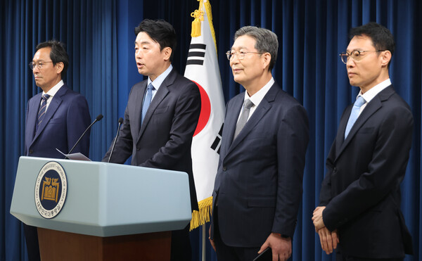 강훈식 대통령 비서실장이 8일 용산 대통령실에서 정무,홍보,민정 수석 인선을 발표하고 있다. 왼쪽부터 우상호 정무수석, 강 비서실장, 오광수 민정수석, 이규연 홍보소통수석. 2025.6.8. 연합뉴스