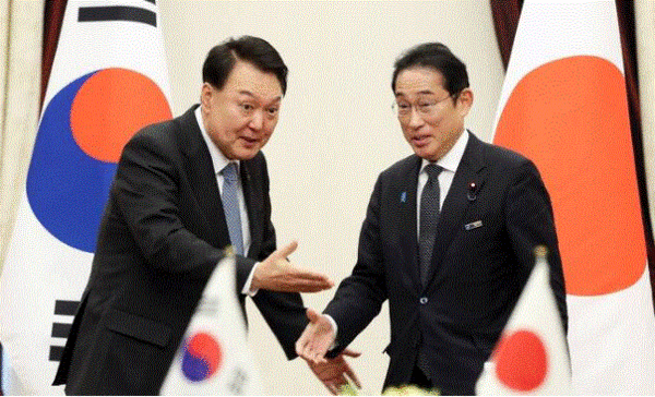북대서양조약기구(나토) 정상회의 참석차 리투아니아를 방문 중인 윤석열 대통령이 12일 빌뉴스 한 호텔에서 열린 한일 정상회담에서 기시다 후미오 일본 총리와 악수한 뒤 자리를 안내하고 있다. 연합뉴스