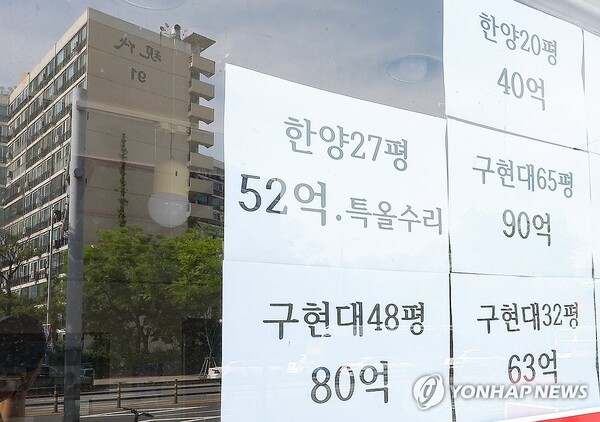토지거래허가구역(토허제) 확대 재지정 이후 서울 강남구를 비롯한 일부 지역에서 평균 아파트 매매가 상승세가 지속되고 있다. 26일 서울 강남구 압구정로데오역 인근 부동산 유리창에 아파트가 비치고 있다.