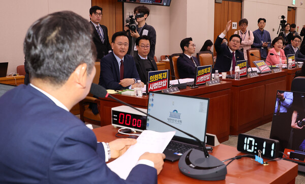 ㅓㅓ14일 국회에서 열린 법원조직법·공직선거법·헌법재판소 등을 심사하는 법제사법위원회 전체회의에서 국민의힘 의원들이 더불어민주당 소속 정청래 위원장에게 발언 요구를 하고 있다. 2025.5.14 연합뉴스
