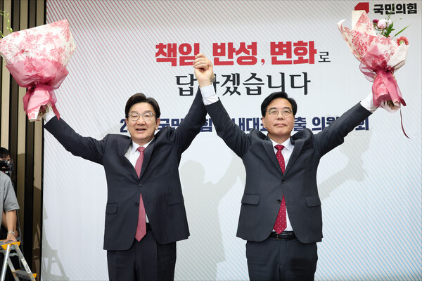 국민의힘 신임 원내대표로 당선된 송언석 의원이 16일 원내대표 선출 의원총회가 열린 국회 회의장에서 권성동 전 원내대표와 기념촬영을 하고 있다. 2025.6.16 [공동취재] 연합뉴스