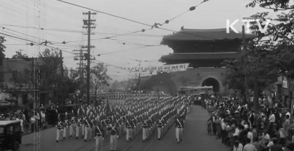 박정희는 케네디에게 5·16쿠데타가 정당했다고 길게 설명했다. 자신이 군대의 지지를 받는 만큼 베트남 전쟁 개입이 군사적으로 문제 될 것이 없다는 메시지를 전했다. 사진은 5.16 직후 혁명 세력에 대한 지지를 표시하기 위한 육군사관학교 생도들의 시가행진 장면 (대한뉴스 갈무리)