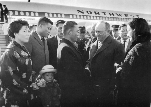 고 케네디 대통령 장례식 조문차 미국을 방문한 박정희 최고희의 의장 내외가 러스크 미 국무장관과 인사하고 있다.1963.11.29. 연합뉴스 자료사진