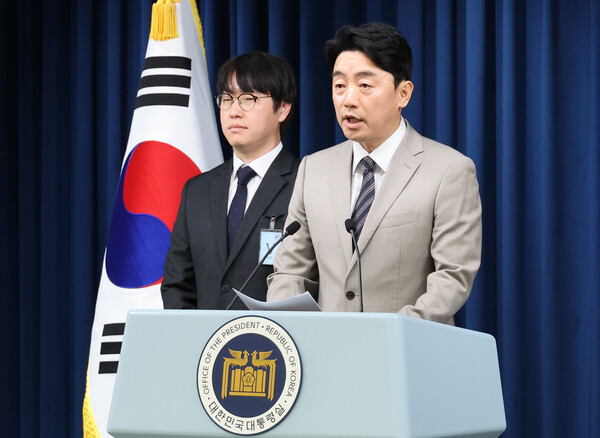 강훈식 대통령비서실장이 15일 서울 용산 대통령실에서 인선 발표를 하고 있다. 왼쪽은 하정우 AI미래기획수석. 2025.6.15. 연합뉴스