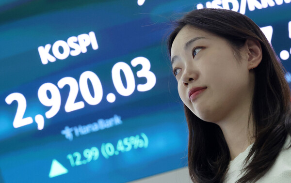 6월17일 오전 코스피지수가 상승해 3년 5개월여만에 2,960선을 돌파해 3,000선을 코앞에 두고있다. 코스닥도 한때 780을 넘어섰다.  연합뉴스 