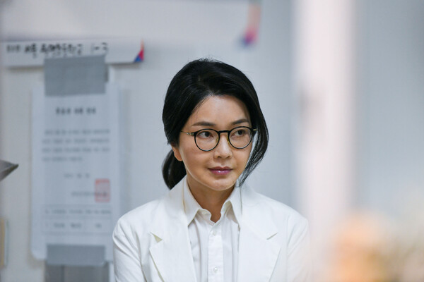 전직 대통령 윤석열(65) 부인 김건희(53) 씨가 21대 대통령 선거가 열린 지난 3일 서울 서초구 원명초등학교에 마련된 서초4동제3투표소에서 투표하기 위해 줄을 서고 있다. 2025.6.3 [공동취재] 연합뉴스