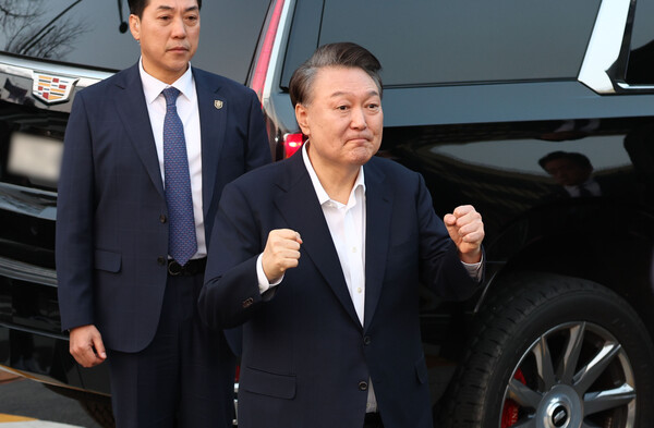 서울구치소에서 석방된 윤석열 대통령이 8일 서울 한남동 관저 앞에 도착, 차량에서 내려 지지자들을 향해 인사하고 있다. 2025.3.8 연합뉴스