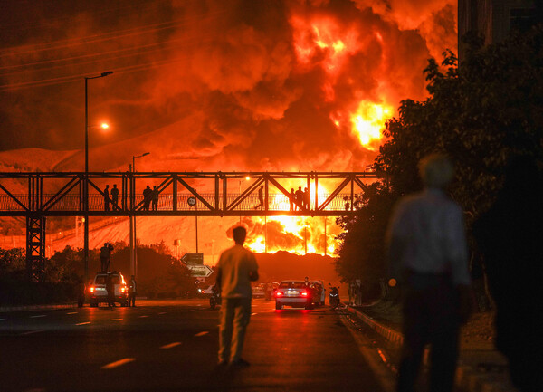 이스라엘군이 15일 심야에 이란 수도 테헤란을 폭격한 가운데 한 정유 공장에서 검은 연기와 화염이 치솟고 있다.  2025. 06. 15 [UPI=연합뉴스]
