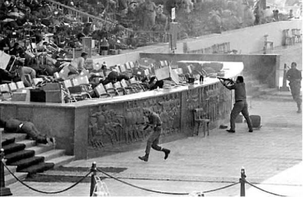 1981년 10월 6일 군 퍼레이드 행사를 관람하던 안와르 사다트 이집트 대통령이 암살당했다. 사진은 당시 사다트 대통령이 앉아 있던 사열대 앞으로 뛰쳐나가 총기를 난사하고 있는 암살범들 모습.   나무위키