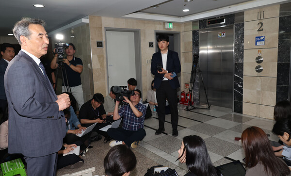 전직 대통령 윤석열(65)의 부인 김건희(53) 씨 의혹을 수사할 민중기 특별검사가 17일 서울 서초구 사무실 앞에서 취재진의 질문에 답하고 있다. 2025.6.17. 연합뉴스