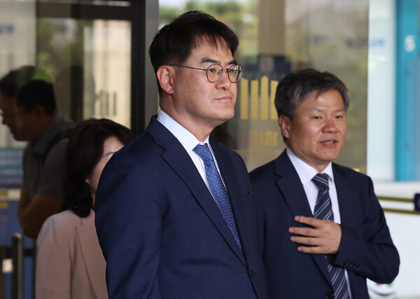 전직 대통령 윤석열(65)의 부인 김건희(53) 씨에 대한 의혹을 수사할 특검보들이 18일 서울중앙지검장 직무대리인 박승환 1차장검사와의 면담을 마치고 중앙지검을 나서고 있다. 왼쪽부터 오정희, 김형근, 문홍주 특검보. 2025.6.18. 연합뉴스