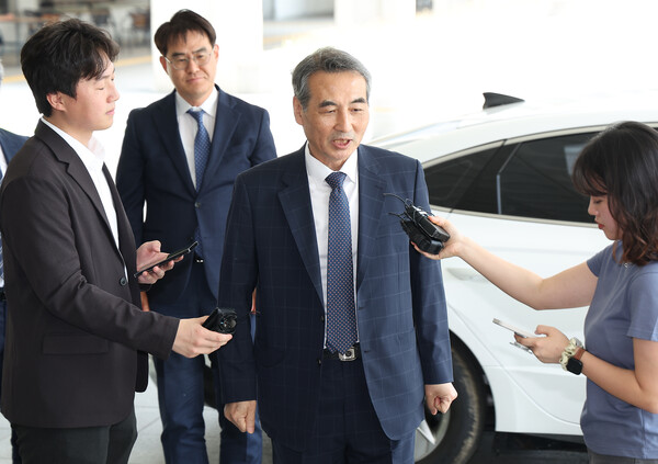 전직 대통령 윤석열(65)의 부인 김건희(53) 씨 의혹을 수사할 민중기 특별검사가 박세현 서울고등검찰청장 면담을 위해 18일 서울 서초구 서울고검으로 향하고 있다. 2025.6.18. 연합뉴스