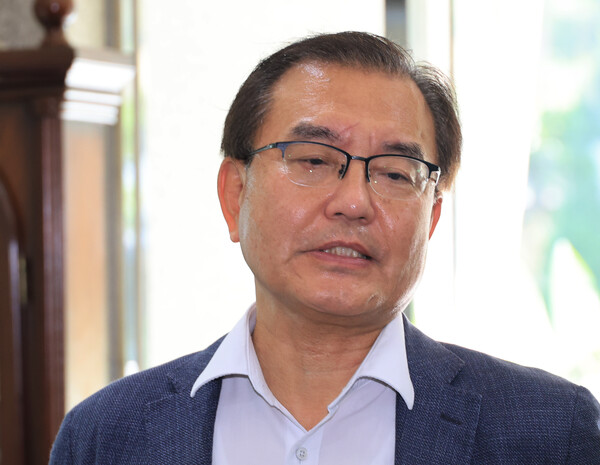 순직 해병 수사 방해 의혹 사건을 수사하는 이명현 특별검사가 18일 서울 서초구 자신의 사무실에 출근하며 기자의 질문에 답하고 있다. 2025.6.18. 연합뉴스