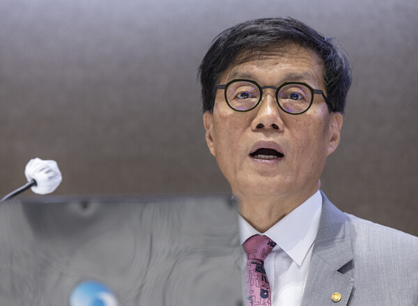 이창용 한국은행 총재가 18일 서울 중구 한국은행 별관에서 '가공식품, 주거비 등 생활물가 평가와 향후 주요물가 동인 점검'을 주제로 열린 2025 상반기 물가 설명회에 참석해 물가 상승 요인에 대해 설명하고 있다. 2025.6.18. 연합뉴스
