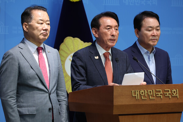 국민의힘 소속 김석기 외교통일위원장(가운데), 성일종 국방위원장(오른쪽), 신성범 정보위원장이 18일 서울 여의도 국회 소통관에서 법제사법위원장을 국민의힘이 맡아야 한다고 주장하는 기자회견을 하고 있다.김석기·성일종·신성범 의원은 국회 법제사법위원장 자리를 국민의힘에 넘기면 자신들이 맡고 있는 국회 외교통일, 국방, 정보위원회 위원장 자리를 더불어민주당에 넘길 의향이 있다고 말했다. 2025.6.18. 연합뉴스