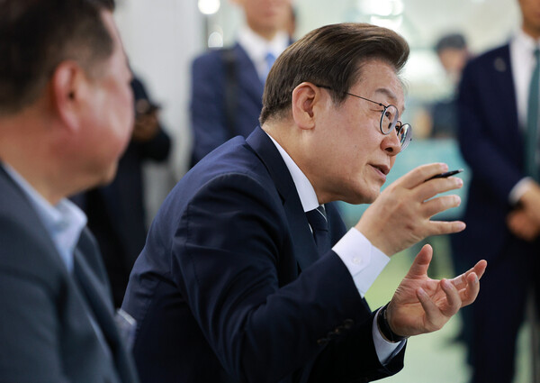  이재명 대통령이 13일 경기도 파주시 장단면 행정복지센터에서 접경지 주민 간담회를 하고 있다. 2025.6.13 [대통령통신사진기자단] 연합뉴스