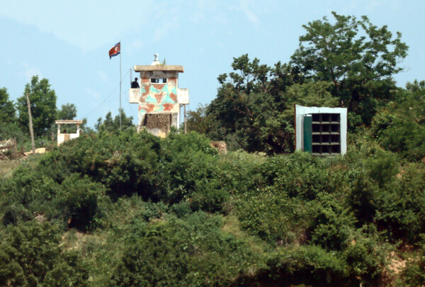 12일 경기도 파주시 자유로에서 바라본 북한 대남 방송 스피커 옆 초소에서 북한군이 경계 근무하고 있다.이날 합동참모본부는 "오늘 북한의 대남 소음 방송이 청취된 지역은 없다"고 밝혔다. 2025.6.12 연합뉴스