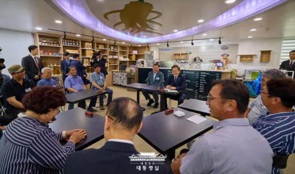 이재명 대통령이 13일 파주 장단면 행정복지센터에서 접경지 주민 간담회를 하고 있다. 2035. 06. 13 [대통령실 제공]