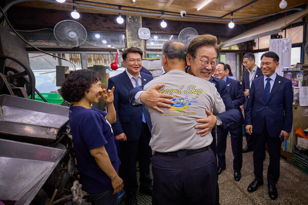 대통령실은 이재명 대통령이 13일 기본소득 실시지역 현황점검을 위해 방문한 경기도 연천군에서 주민과 만난 모습을 14일 SNS를 통해 공개했다. 2025.6.14 [이재명 대통령 SNS.] 연합뉴스