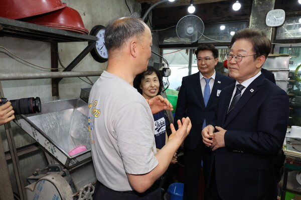 이재명 대통령이 13일 기본소득 실시지역 현황점검을 위해 방문한 경기도 연천군의 한 방앗간에서 주인과 대화하고 있다. 2025.6.13 연합뉴스