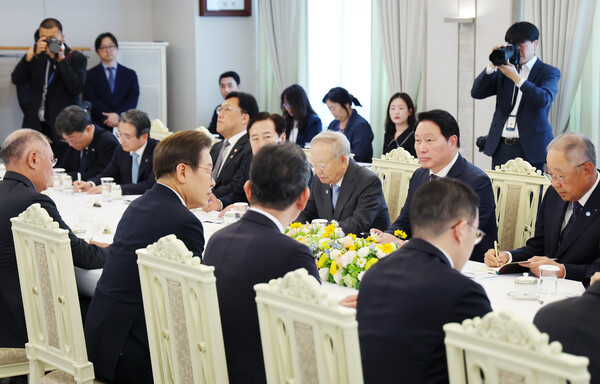 ㄴ이재명 대통령이 13일 서울 용산 대통령실에서 열린 6경제단체·기업인 간담회에서 발언하고 있다. 2025.6.13 [대통령실통신사진기자단] 연합뉴스