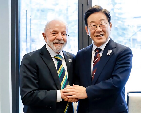 이재명 대통령과 루이스 이나시우 룰라 다시우바 브라질 대통령이 17일(현지시간) 캐나다 앨버타주 캐내내스키스 주요 7개국(G7) 정상회의장에서 한·브라질 정상회담 전 악수하고 있다. 2025.6.18 [공동취재] 연합뉴스