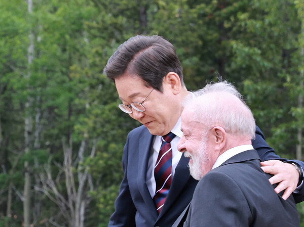 이재명 대통령이 17일(현지시간) 캐나다 앨버타주 캐내내스키스 주요 7개국(G7) 정상회의장에서 G7 및 초청국 기념촬영 후 룰라 브라질 대통령 어깨를 감싸며 퇴장하고 있다. 2025.6.18. 연합뉴스