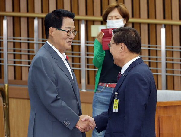 이종석 국가정보원장 후보자(오른쪽)가 19일 서울 여의도 국회 정보위원회에서 열린 인사청문회에서 더불어민주당 의원인 박지원 전 국정원장과 악수하고 있다. 2025.6.19. 연합뉴스