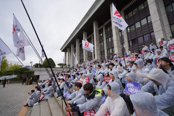 18일 서울 여의도 KBS 본관 앞에서 열린 KBS 직원들의 '단체협약 쟁취, 공영방송 사수 결의대회'. 언론노조 KBS본부 SNS 화면 갈무리. 