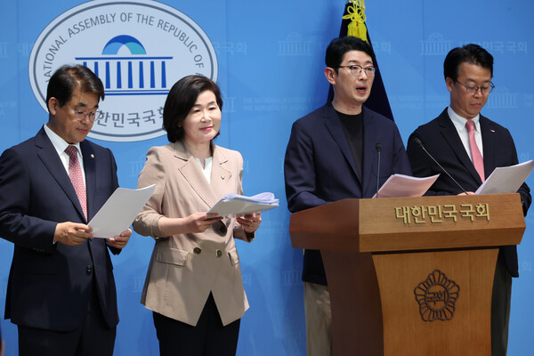 국무총리 인사청문특위 위원인 국민의힘 주진우 위원(오른쪽 두번째)이 18일 서울 여의도 국회 소통관에서 김민석 국무총리 후보자의 재산 의혹과 관련, 자금 출처를 밝힌 자료 제출을 요구하고 있다. 2025.6.18. 연합뉴스