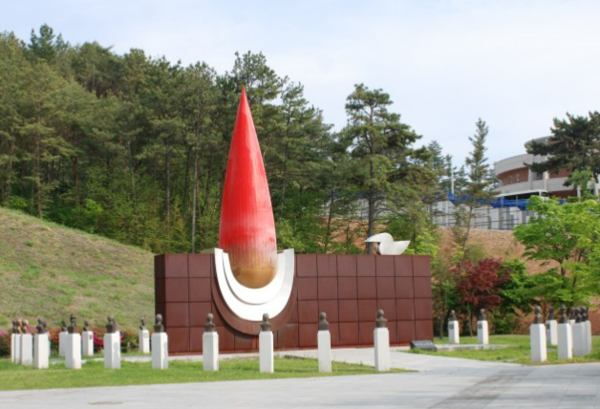 밀양독립운동기념관 야외에 조성된 상징물 ‘선열의 불꽃’과 독립운동가 36인 흉상. (밀양독립운동기념관 제공)